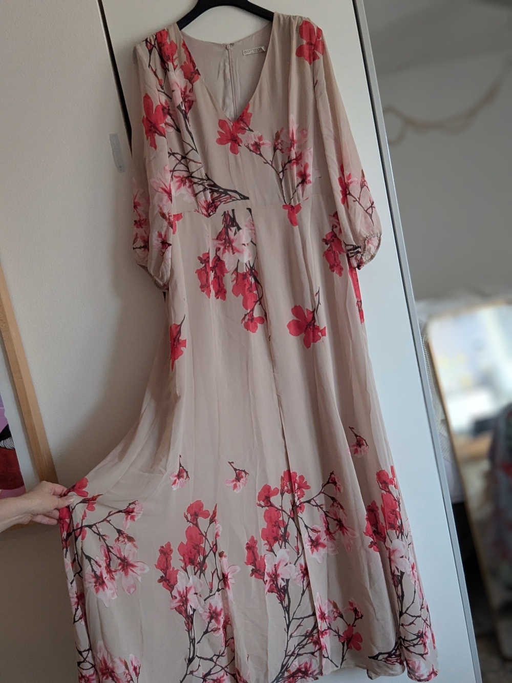 NWT💥 DRESS Beige Floral V-Neck Maxi Dress with Pink Blossoms